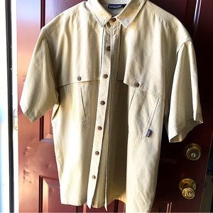 MEN’s  PATAGONIA SHORT SLEEVE SHIRT SIZE XL colors small gold stripes